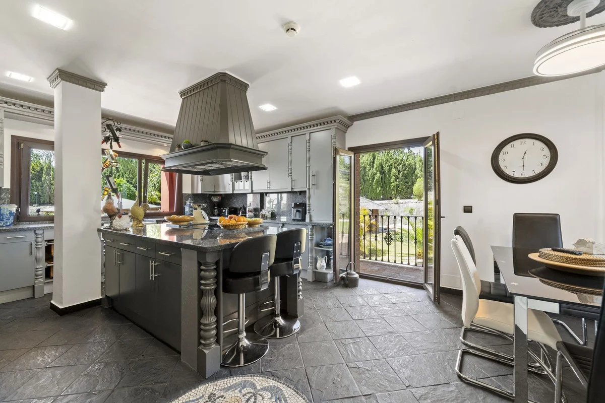 House - Detached Villa med 8 sovrum