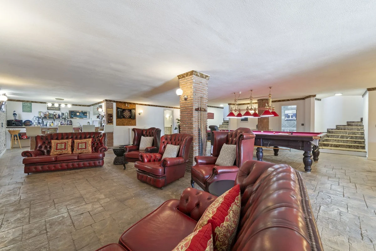 House - Detached Villa med 8 sovrum