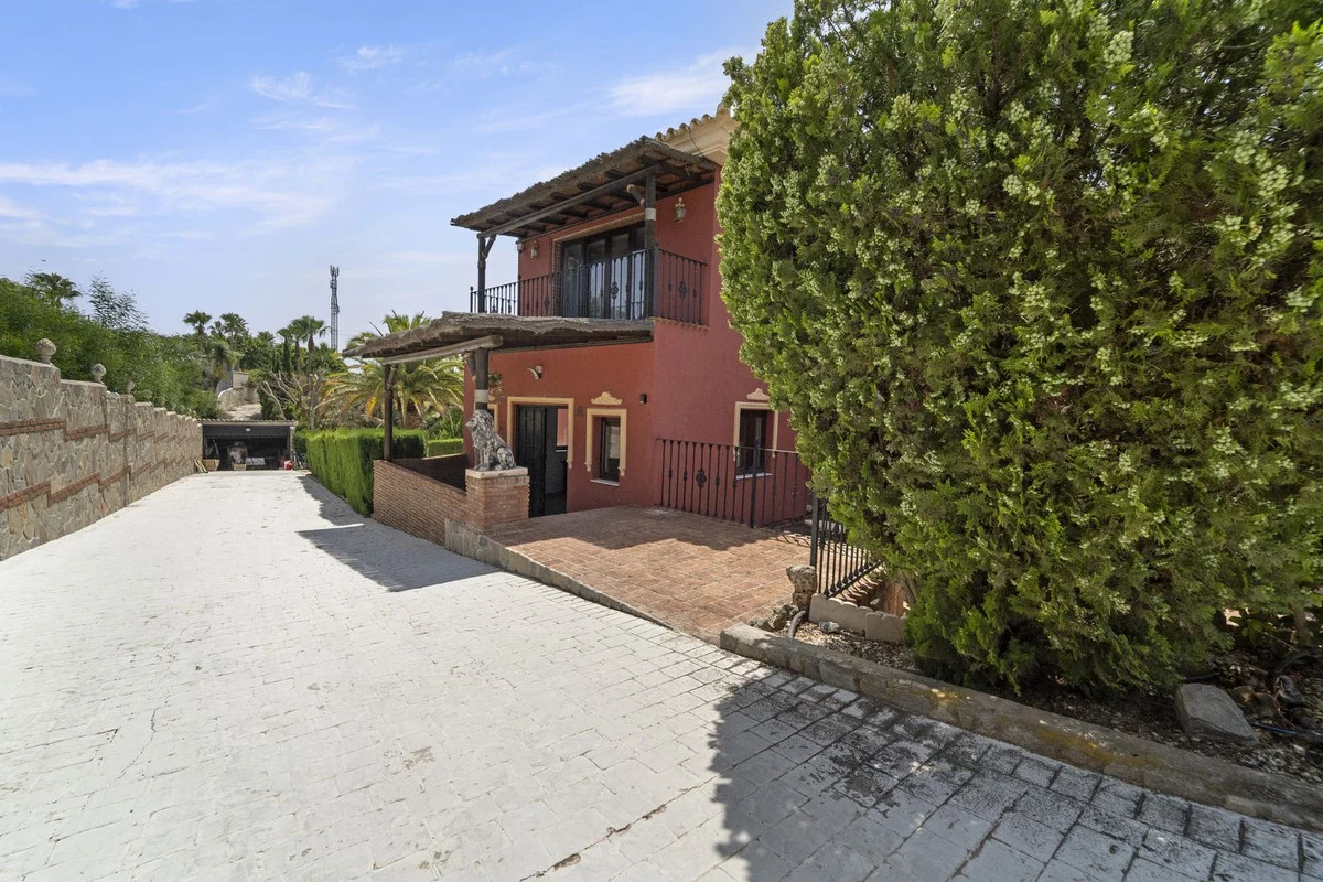 House - Detached Villa med 8 sovrum