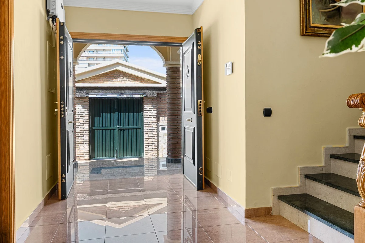 House - Detached Villa med 5 soverom