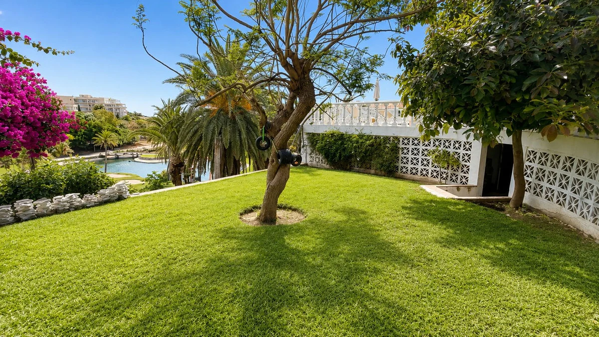 House - Detached Villa, 5 makuuhuonetta