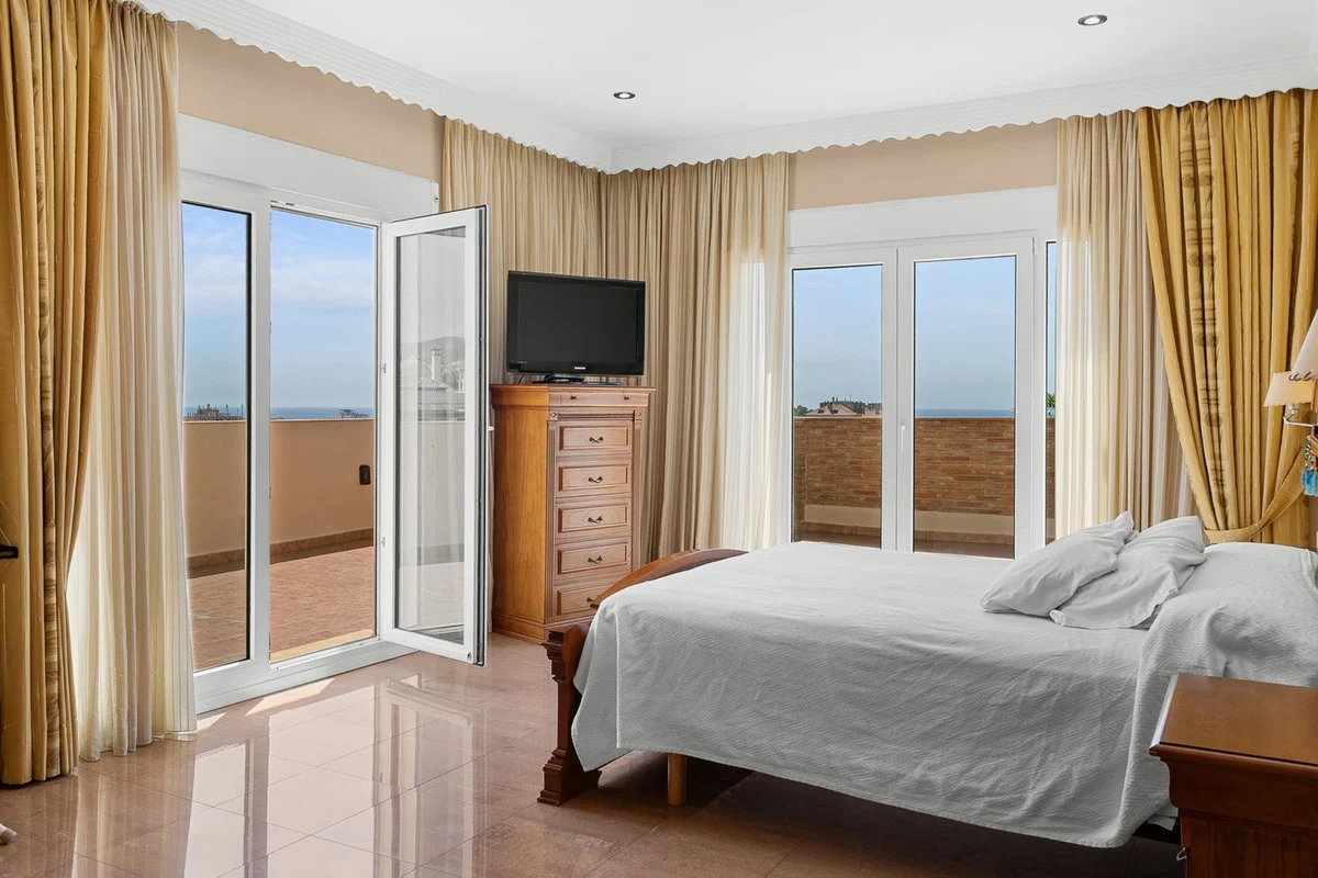 House - Detached Villa med 5 soverom