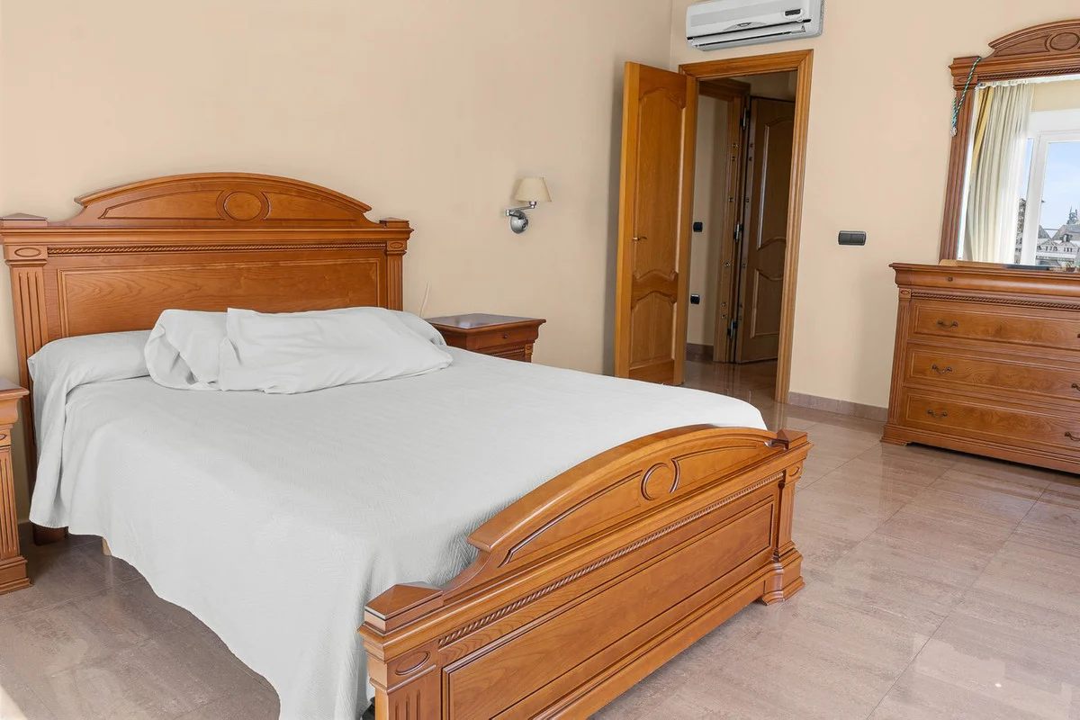 House - Detached Villa med 5 soverom