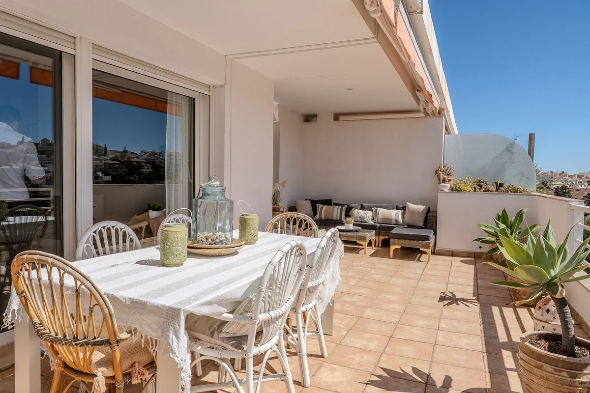 Apartment - Top Floor Apartment with 3 bedrooms