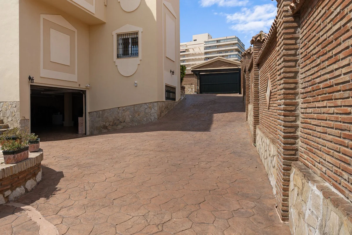 House - Detached Villa med 5 soverom