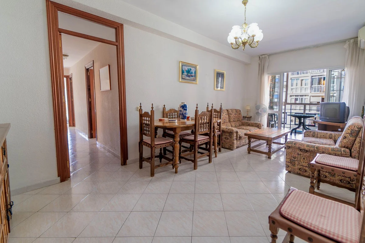 Apartment - Middle Floor Apartment with 3 bedrooms