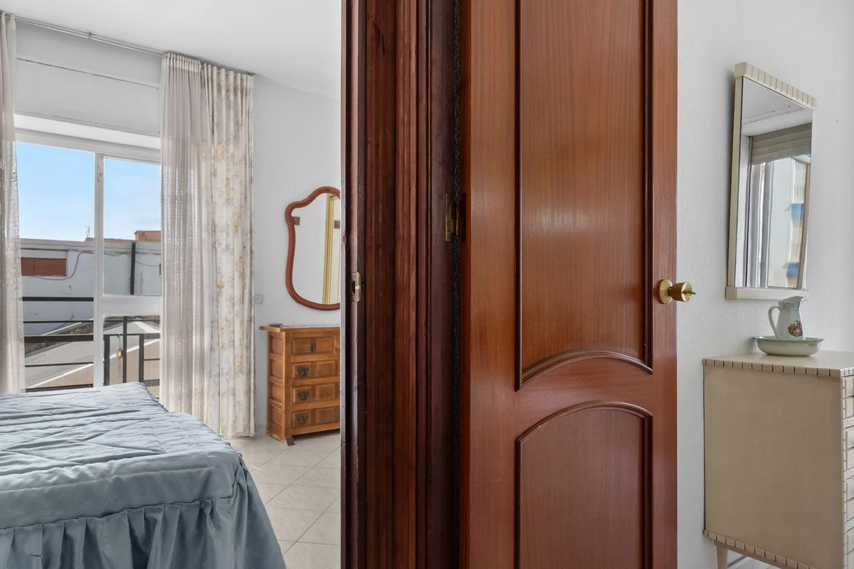 Apartment - Middle Floor Apartment with 3 bedrooms