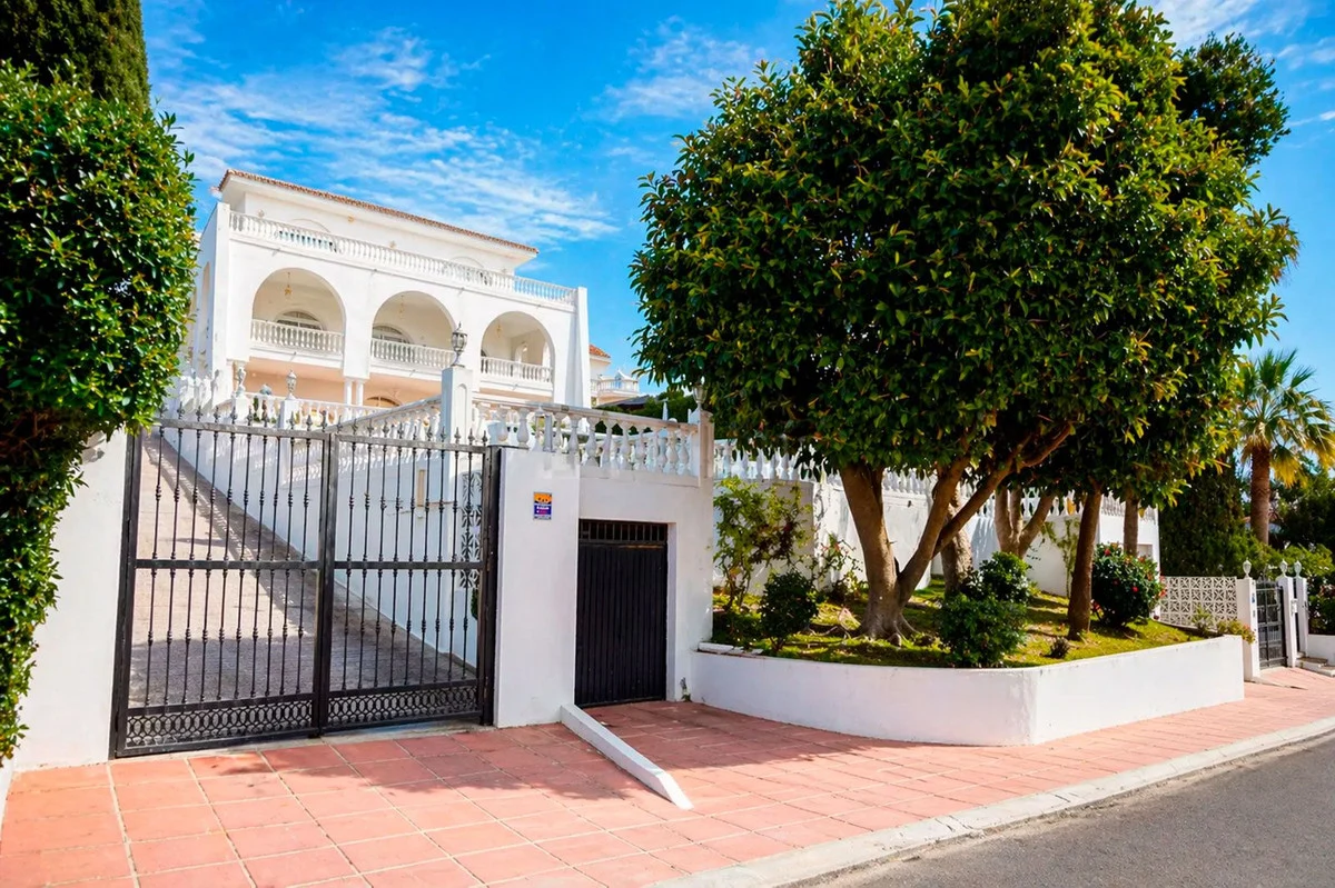 House - Detached Villa med 6 soverom