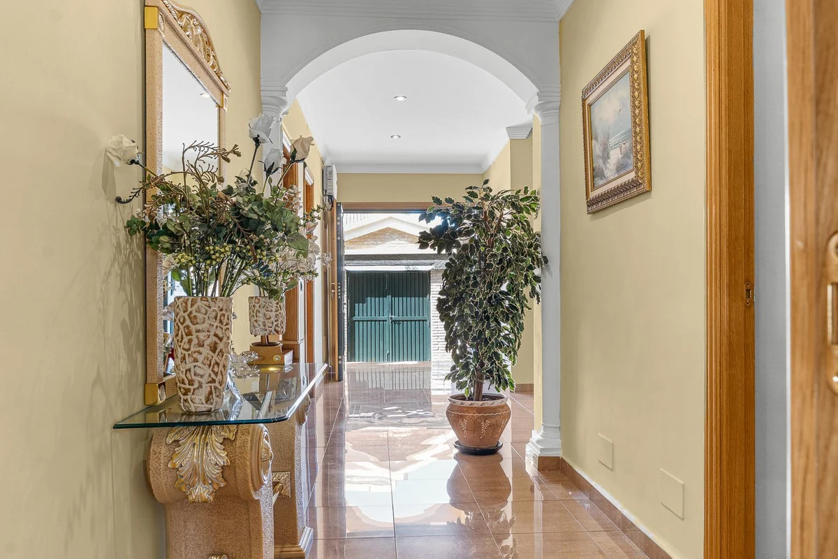 House - Detached Villa med 5 soverom