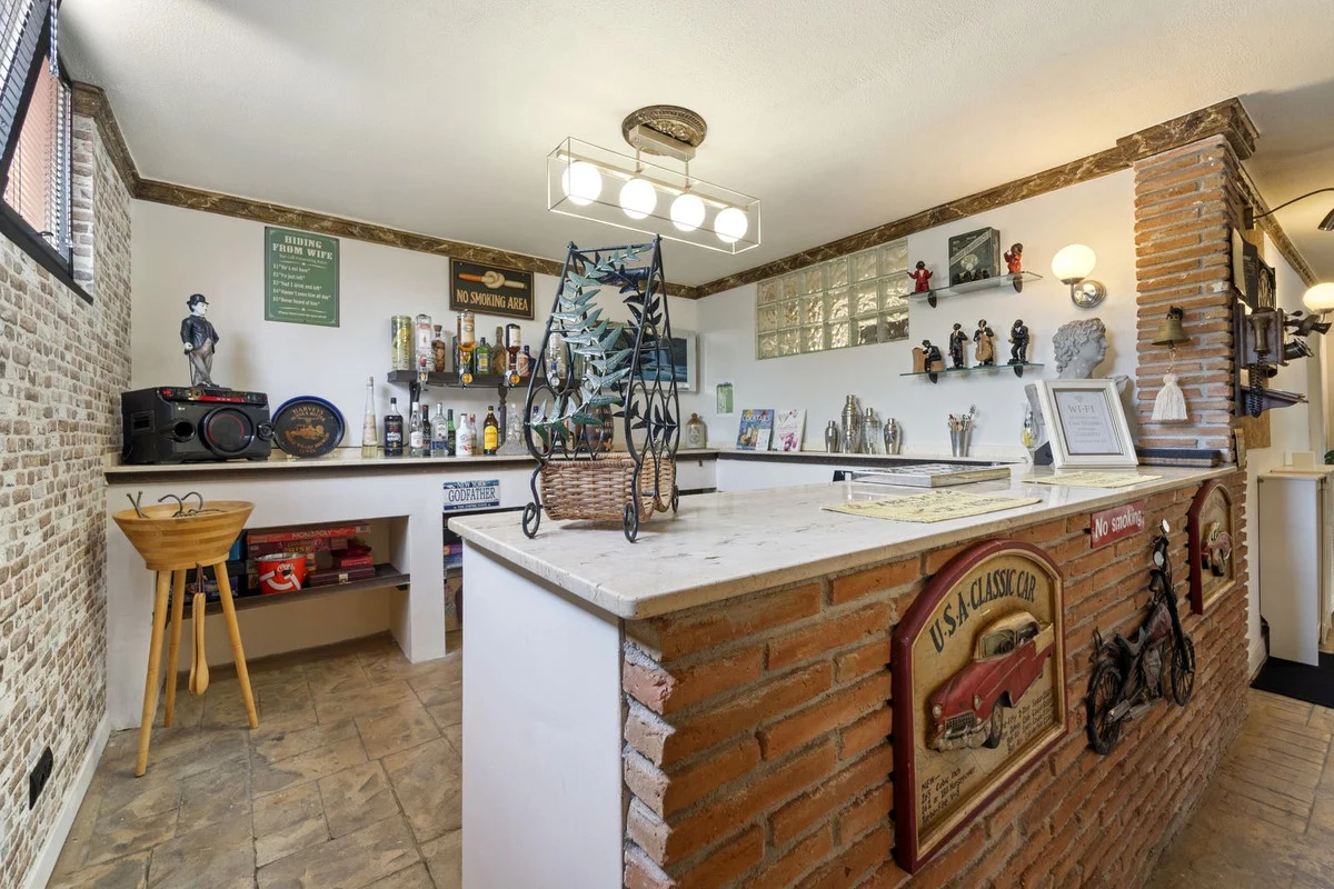 House - Detached Villa med 8 sovrum