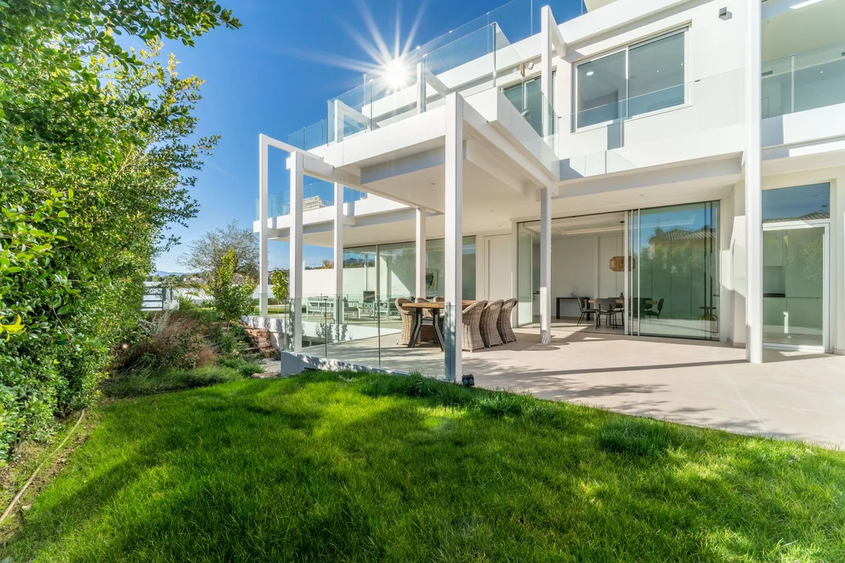 House - Detached Villa, 4 makuuhuonetta