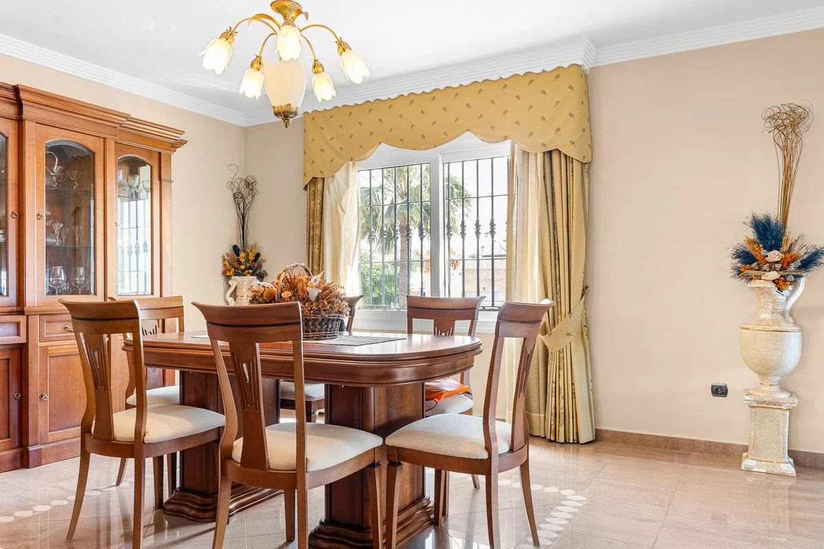 House - Detached Villa med 5 soverom