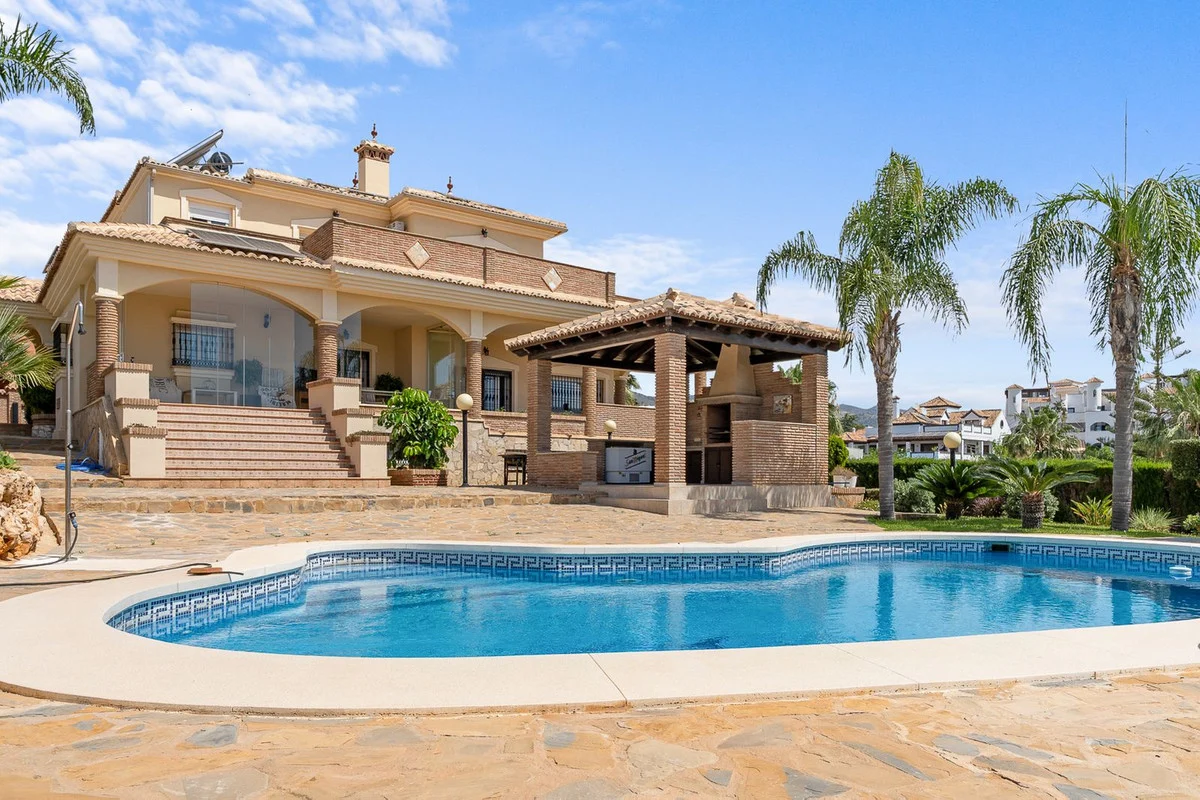 House - Detached Villa med 5 soverom