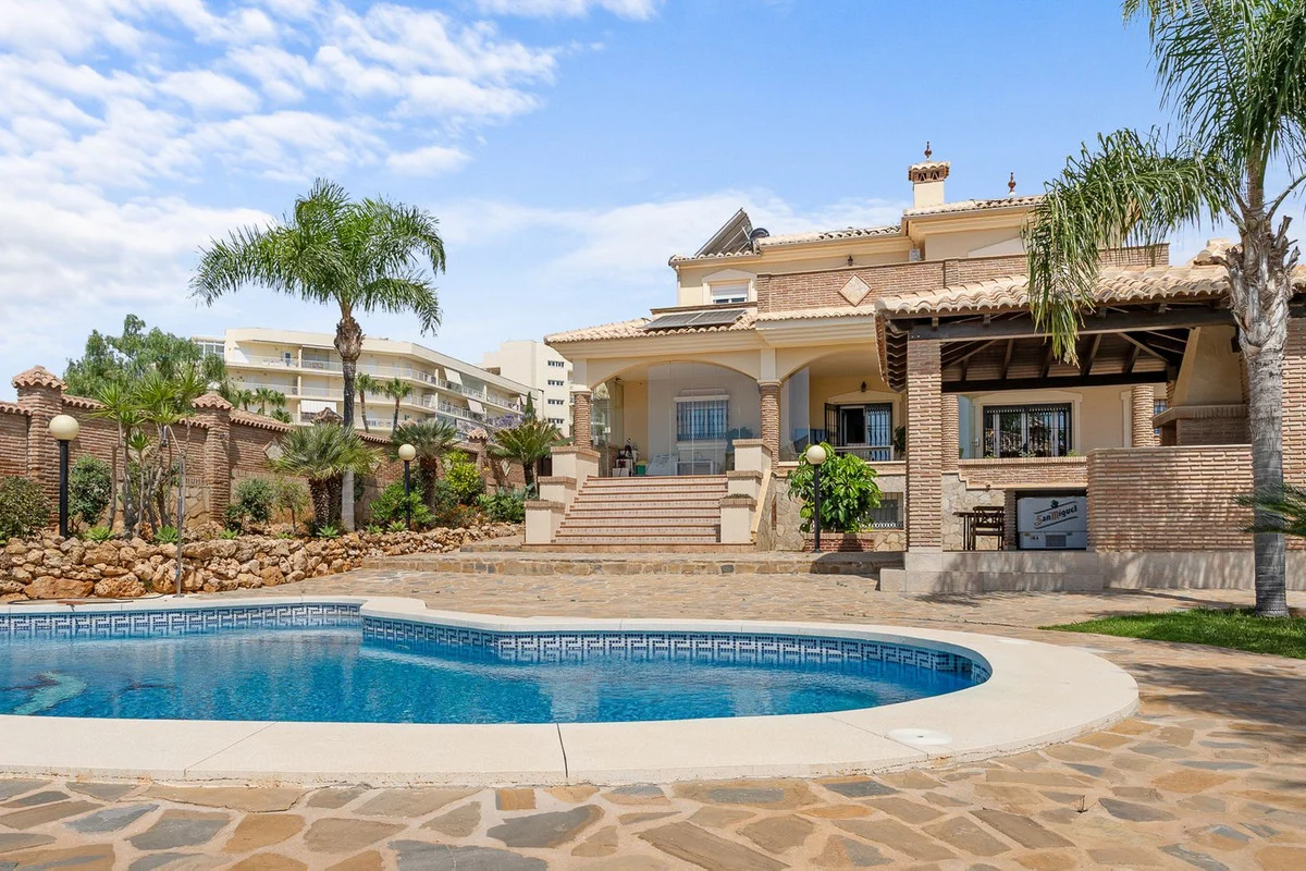 House - Detached Villa med 5 soverom