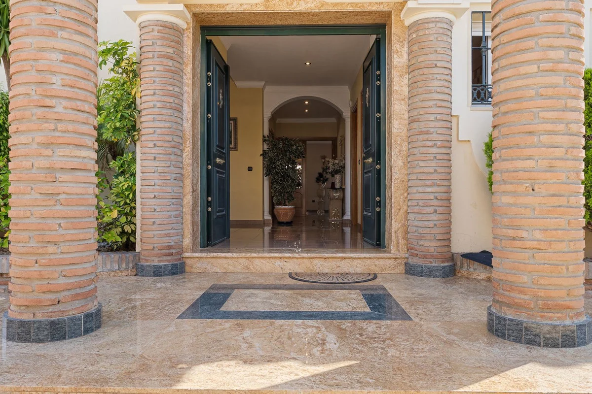 House - Detached Villa med 5 soverom