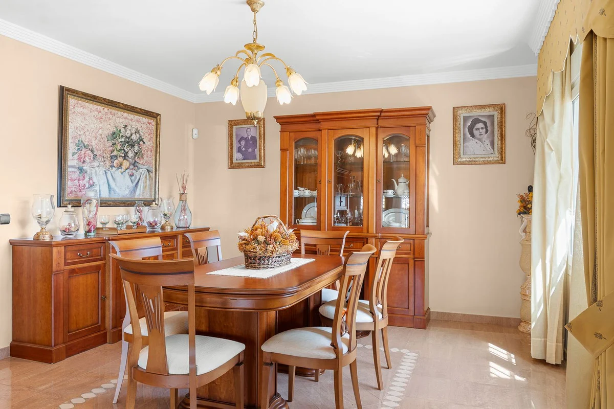 House - Detached Villa med 5 soverom