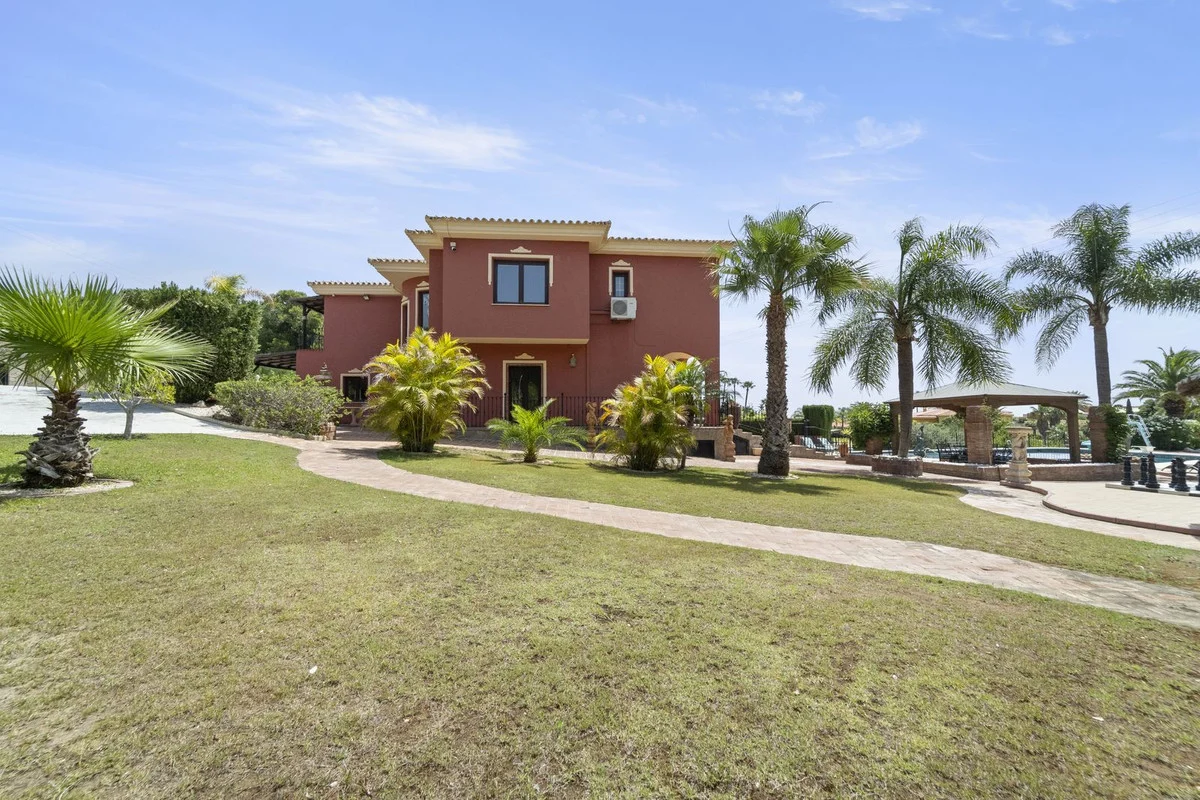 House - Detached Villa med 8 sovrum