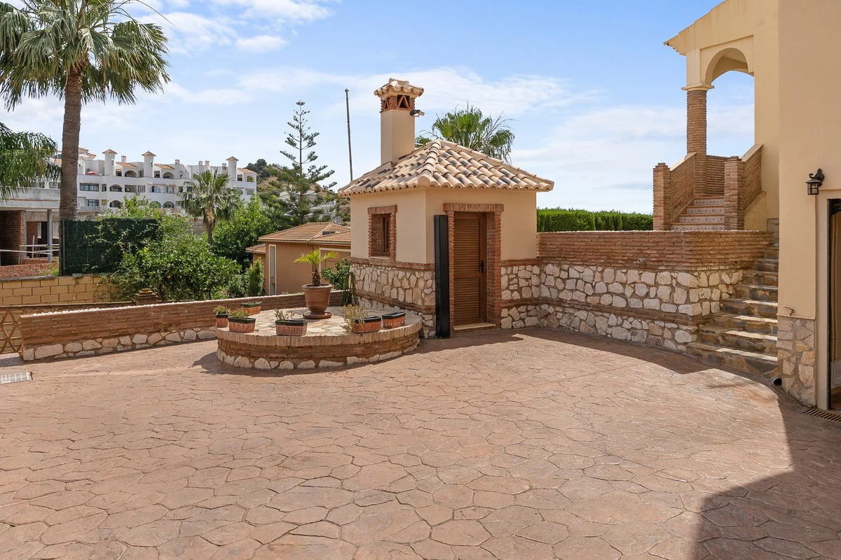 House - Detached Villa med 5 soverom