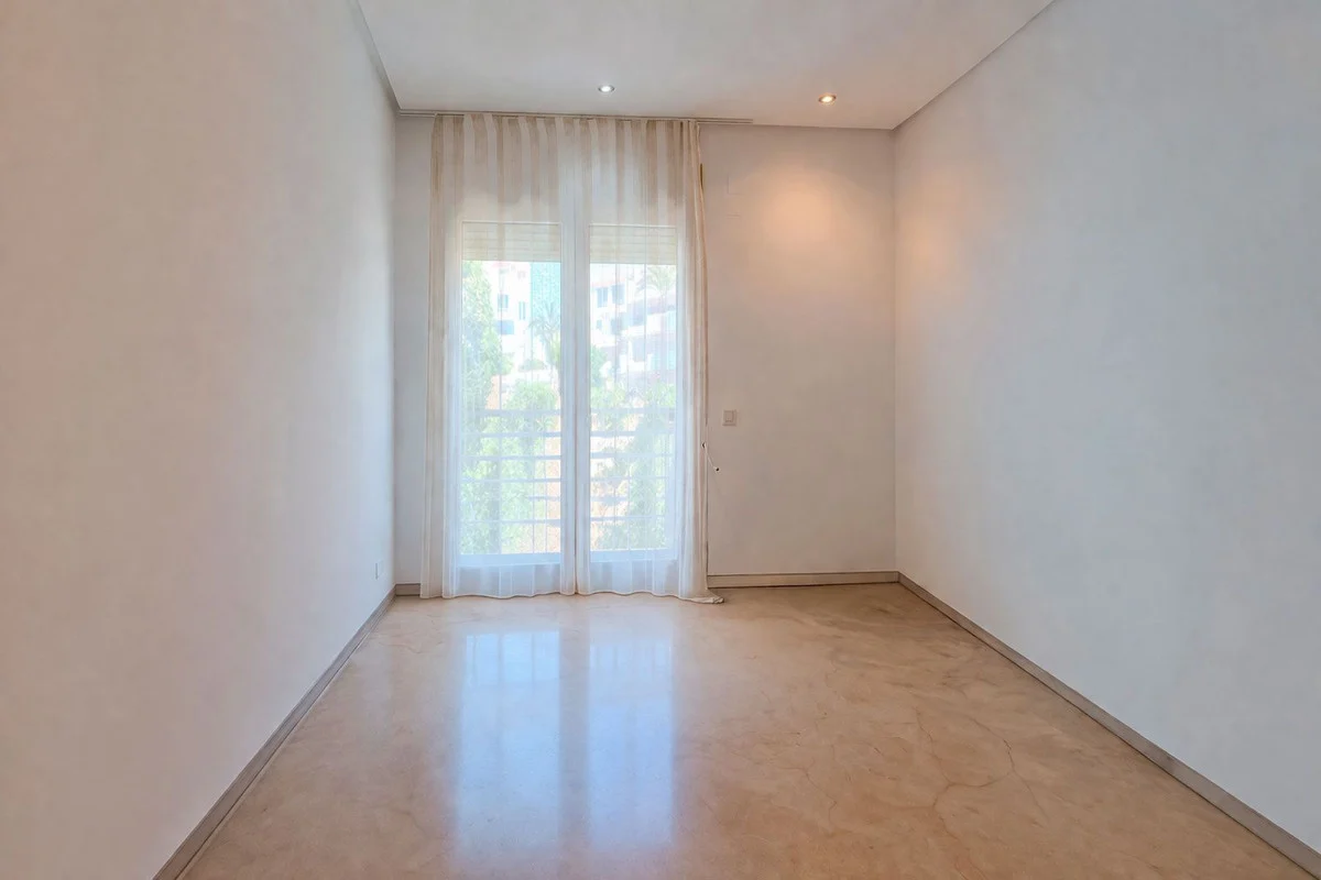 Apartment - Top Floor Apartment with 3 bedrooms