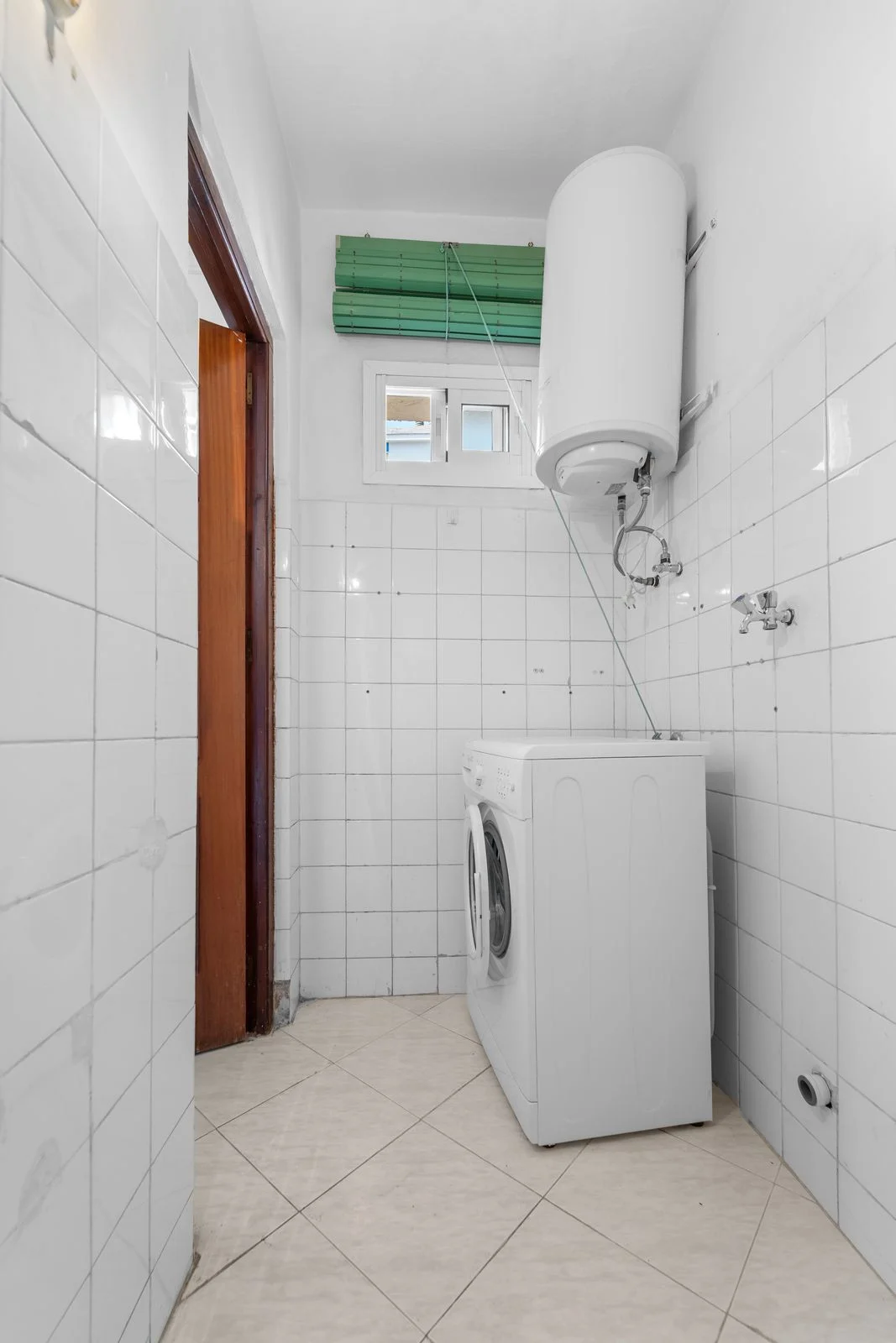 Apartment - Middle Floor Apartment with 3 bedrooms